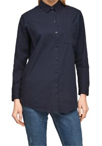 Marinblå långt ärmad skjorta med spetsig krage, framknappar och bröstficka. Tillverkad av ett slätt tyg med en klassisk passform.