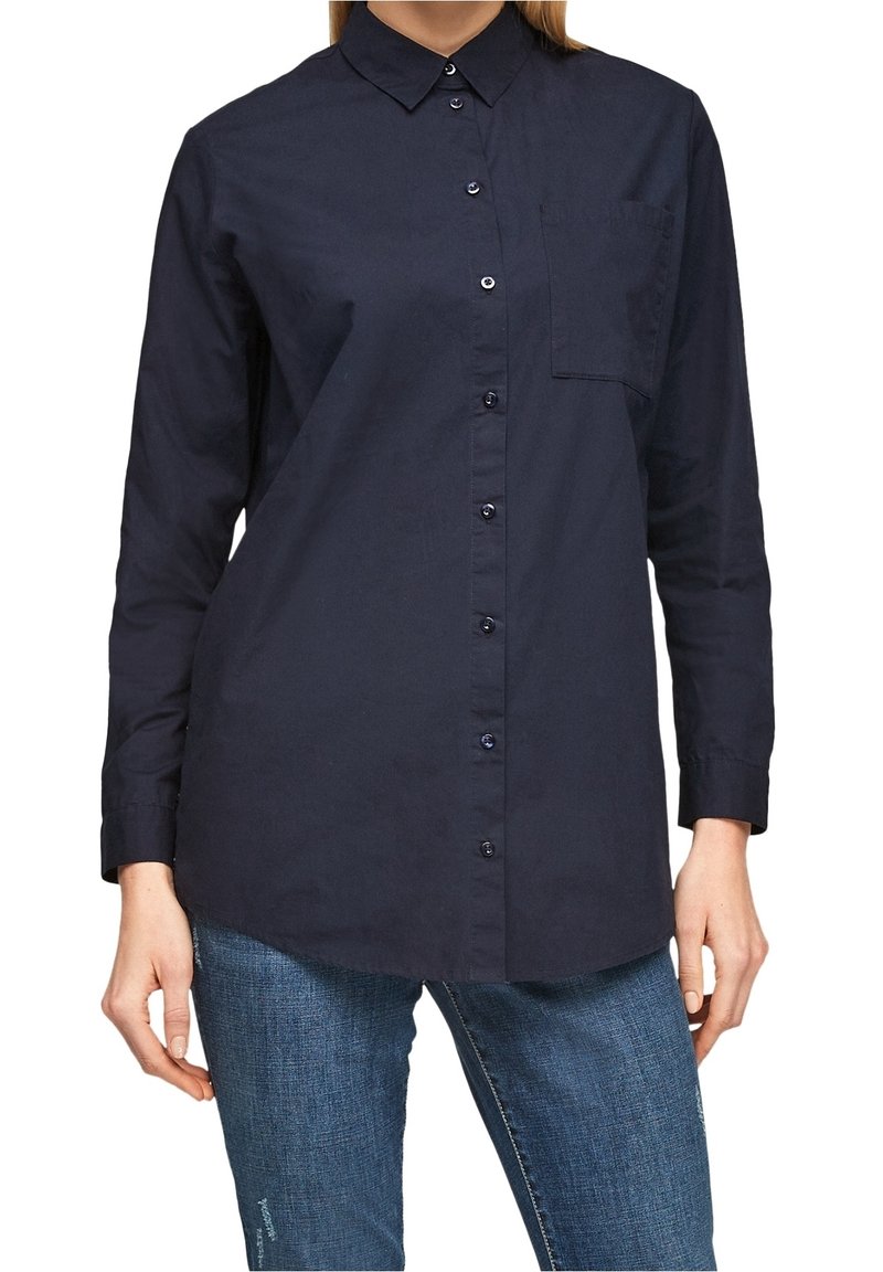 Marinblå långt ärmad skjorta med spetsig krage, framknappar och bröstficka. Tillverkad av ett slätt tyg med en klassisk passform.