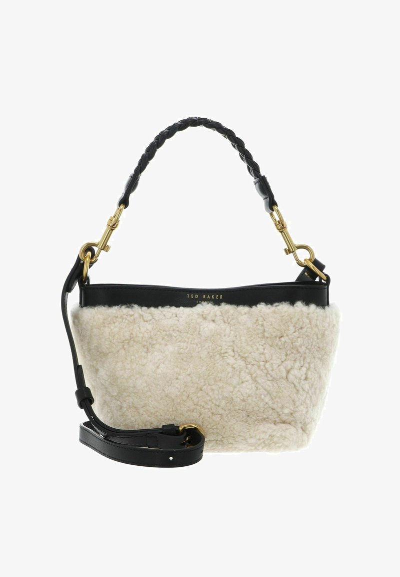 Sac à main en cuir noir avec corps en shearling crème, anses noires tressées, détails en métal doré et une bandoulière ajustable.