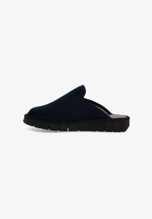 Scarpa slide navy in suede con punta arrotondata, dotata di una suola nera spessa con texture segmentata e senza retro per una facile calzata e sfilata.