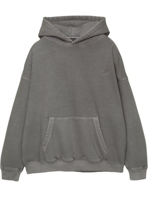 Felpa grigia con cappuccio, dotata di tasca anteriore a canguro, polsini e orlo ribattuti. Design semplice con un piccolo logo sul petto. Materiale morbido.