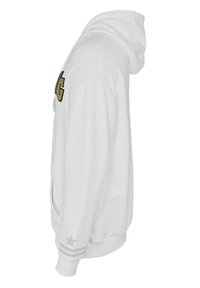 Vit hoodie med huva, har en stor broderad logotyp i guld och svart, sidofickor och grå randiga detaljer på ärmarna.