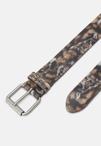 Cintura in pelle con stampa leopardata e fibbia in metallo argento; presenta un motivo testurizzato in tonalità di marrone, nero e grigio.