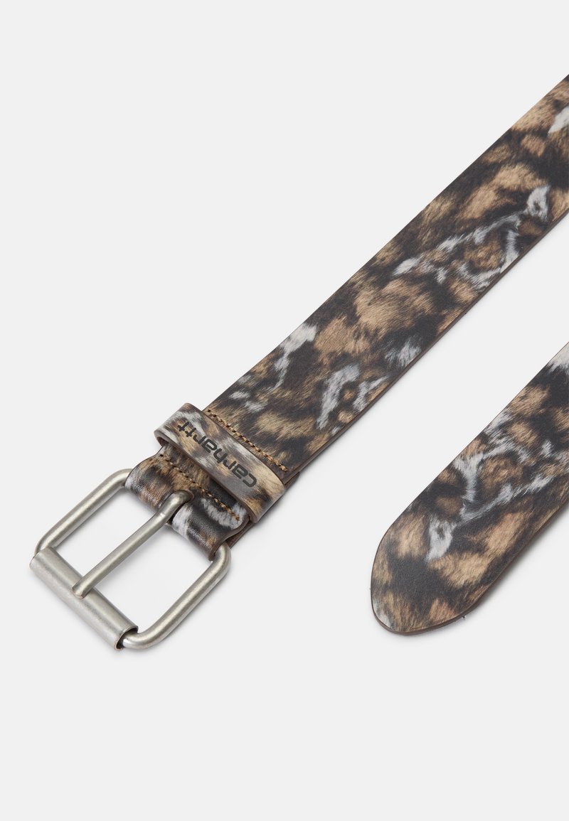 Lederarmband mit Leopardenmuster und silberner Metallschnalle; zeigt ein strukturiertes Muster in Brauntönen, Schwarz und Grau.