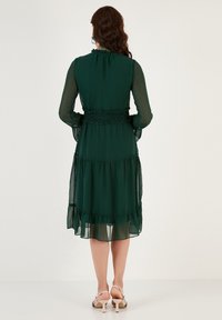 LELA REGULAR FIT - Juhlamekko - emerald