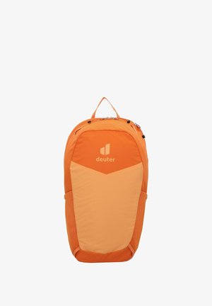Oranje rugzak met een gestructureerde afwerking, voorzien van een driehoekig ontwerp in een lichtere tint oranje, logo aan de voorkant en een handvat bovenop.