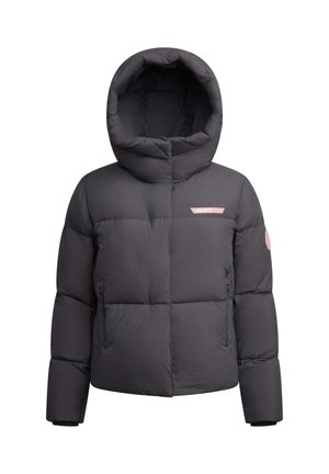 Giacca a vento imbottita grigio scuro con cappuccio ampio, texture trapuntata e un piccolo logo rosa sul petto. Presenta tasche con zip.