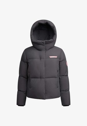 Giacca a vento imbottita grigio scuro con cappuccio ampio, texture trapuntata e un piccolo logo rosa sul petto. Presenta tasche con zip.