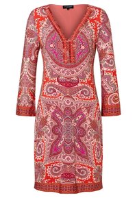 Punainen paisley-mekko, jossa on V-kaula-aukko, pitkät hihat ja monimutkaisia pinkkejä ja valkoisia kuvioita. Koristeelliset napit kaula-aukolla.