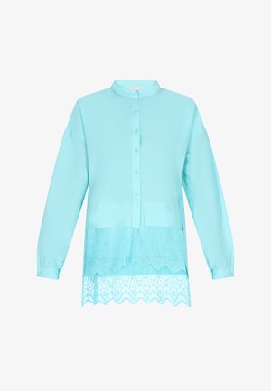 Camicia a maniche lunghe turchese con abbottonatura frontale, caratterizzata da un orlo in pizzo e un tessuto morbido. Dettagli includono polsini arrotolati e fessure laterali.