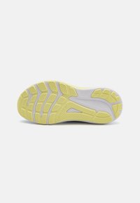 Semelle de chaussure en caoutchouc jaune présentant des motifs texturés, des accents gris et des crampons bien définis pour une traction et une stabilité accrues.