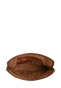 Intérieur d'un sac en tissu marron avec compartiment zippé et poches multiples. Texture lisse, doublure claire avec un motif géométrique, fermeture éclair robuste.