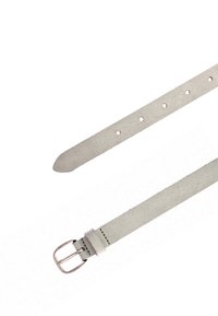 Ceinture en cuir de couleur gris clair, présentant une texture lisse, une boucle carrée en argent et plusieurs trous d'ajustement le long de sa longueur.