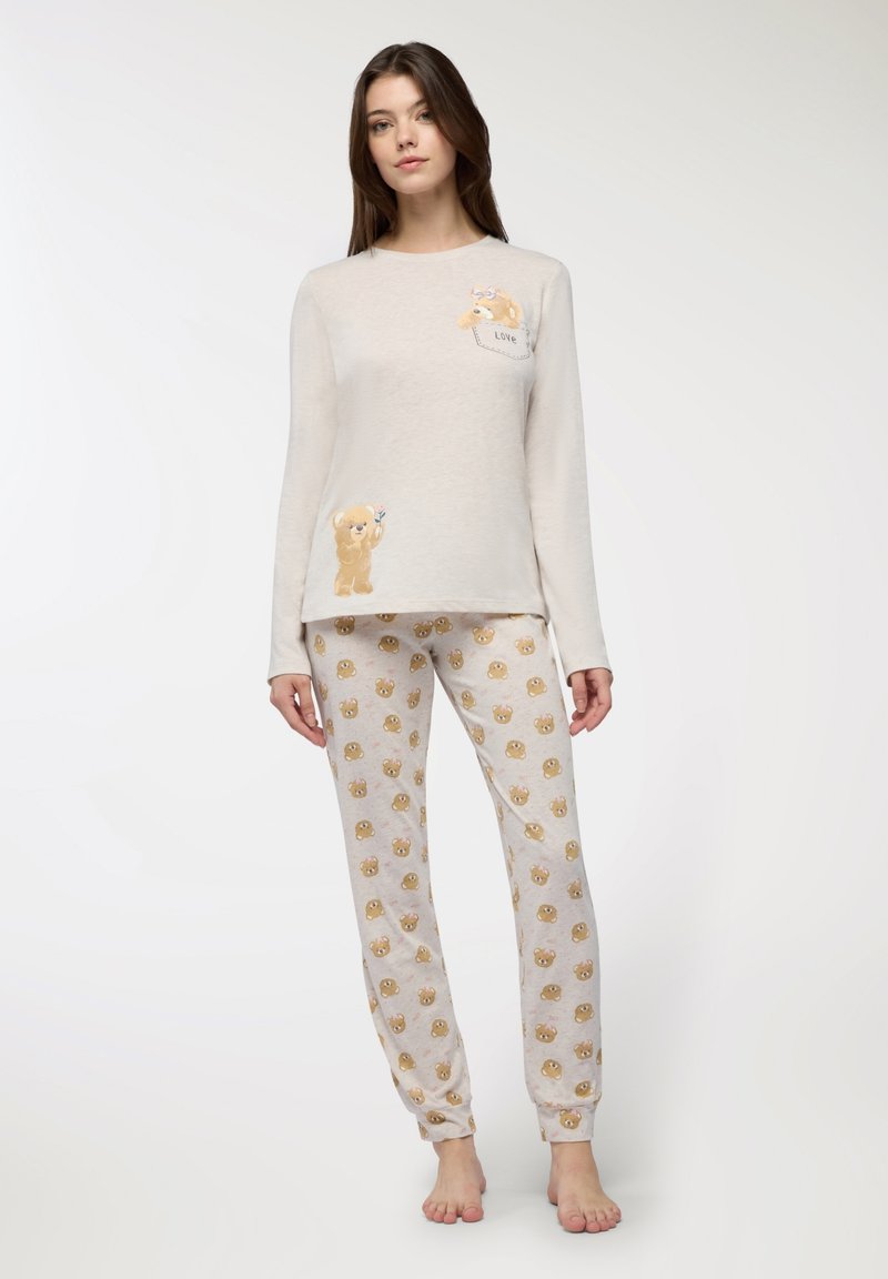 Set di pigiama grigio chiaro composto da una maglietta a maniche lunghe con una grafica di un orso e la parola "Amore", abbinata a pantaloni con un motivo che mostra volti di orso.