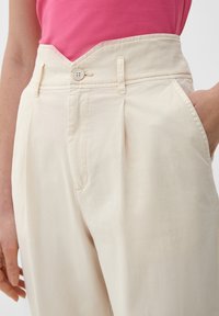 s.Oliver RELAXED À JAMBES - Broek - helles beige