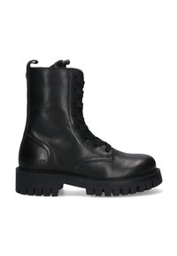 Botas de tobillo de cuero negro con cordones en la parte frontal, suela texturizada y una pestaña trasera para facilitar el calzado. Presenta una suela plana y resistente para mayor tracción.