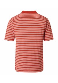 Czerwono-różowa koszulka polo w paski wykonana z bawełny, z prążkowanym kołnierzykiem i krótkimi rękawami, z bocznymi rozcięciami u dołu dla łatwości ruchu.
