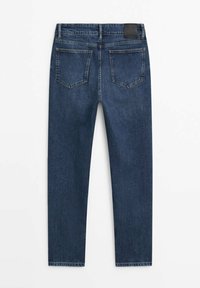 Jean en denim bleu foncé au design à jambe droite, comportant deux poches arrière et une ceinture solide avec une étiquette. Texture lisse.