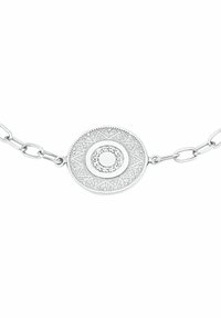 Braccialetto d'argento con un pendente ovale caratterizzato da incisioni intricate e una pietra centrale trasparente, attaccato con segmenti di catena a maglie.