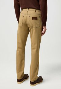 Wrangler LARSTON - Vaqueros slim fit - tigers eye