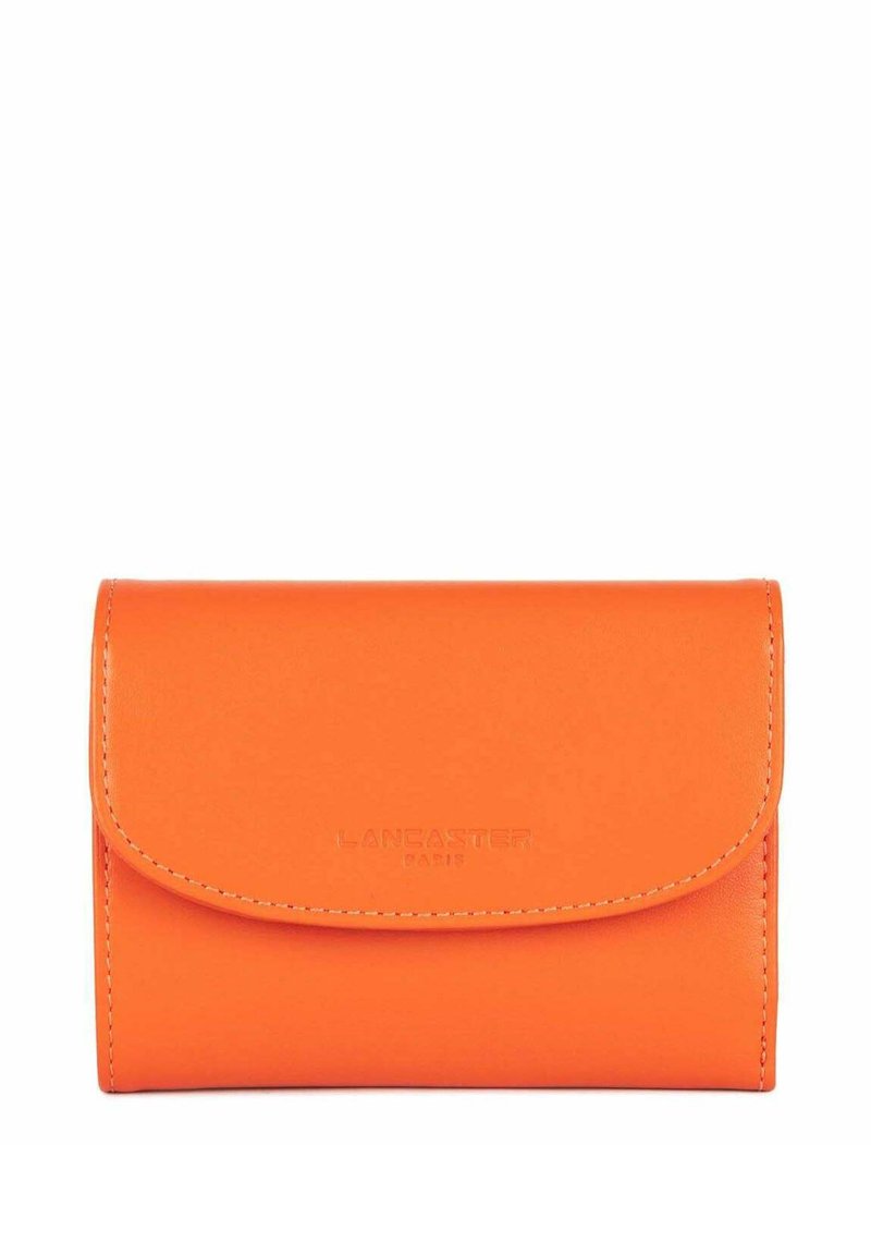 Portafoglio in pelle arancione con chiusura a pattina, logo impresso sulla parte anteriore e cuciture a contrasto. Forma compatta e rettangolare.