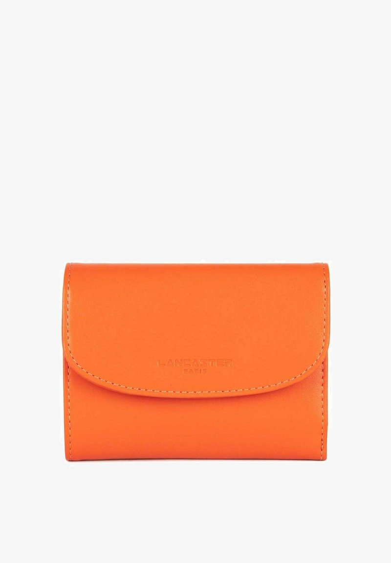 Portafoglio in pelle arancione con chiusura a pattina, logo impresso sulla parte anteriore e cuciture a contrasto. Forma compatta e rettangolare.