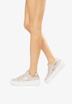Sneaker beige con una toma superiore a motivo e texture, caratterizzate da suole bianche e dettagli metallici. Design con lacci, stile low-top.