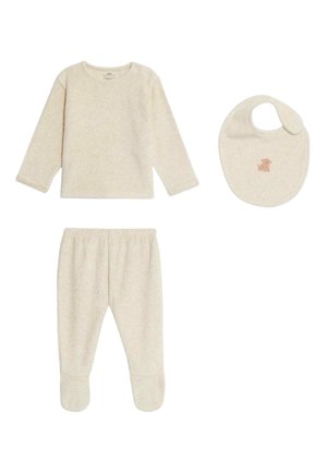 Kremfarvede babypyjamas med lange ærmer, fodedragter og en matchende hagesmæk med en lille brun dyrebrodering.