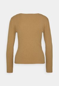 Pull côtelé marron camel à manches longues avec une taille cintrée et un col rond, montré de dos sur un fond uni.