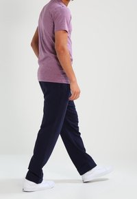 Lindbergh Jednoduché tričko - berry