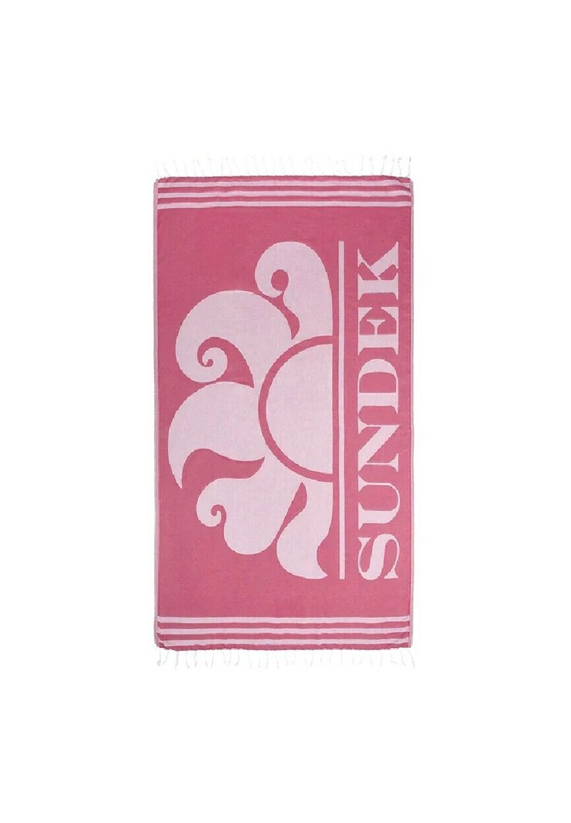 Asciugamano da spiaggia rosa con un grande design floreale bianco e la parola "SUNDEK," accentuato da due strisce bianche lungo i bordi e le estremità frangiate.