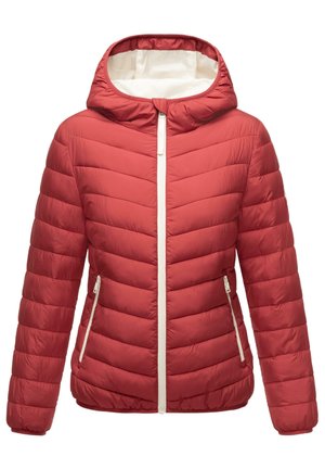 Czerwona pikowana kurtka puchowa z kapturem, z białym suwakiem, przednimi kieszeniami i gładką podszewką. Poziome przeszycia na całej powierzchni.