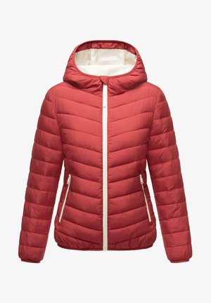Czerwona pikowana kurtka puchowa z kapturem, z białym suwakiem, przednimi kieszeniami i gładką podszewką. Poziome przeszycia na całej powierzchni.