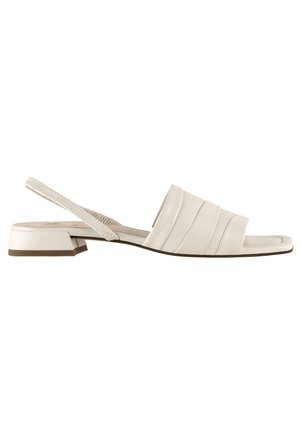 Sandalia plana de cuero blanco con punta cuadrada, tiras superiores acolchadas, tira elástica trasera y tacón bajo de bloque.