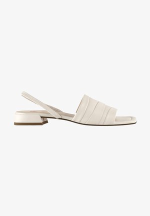 Sandalia plana de cuero blanco con punta cuadrada, tiras superiores acolchadas, tira elástica trasera y tacón bajo de bloque.
