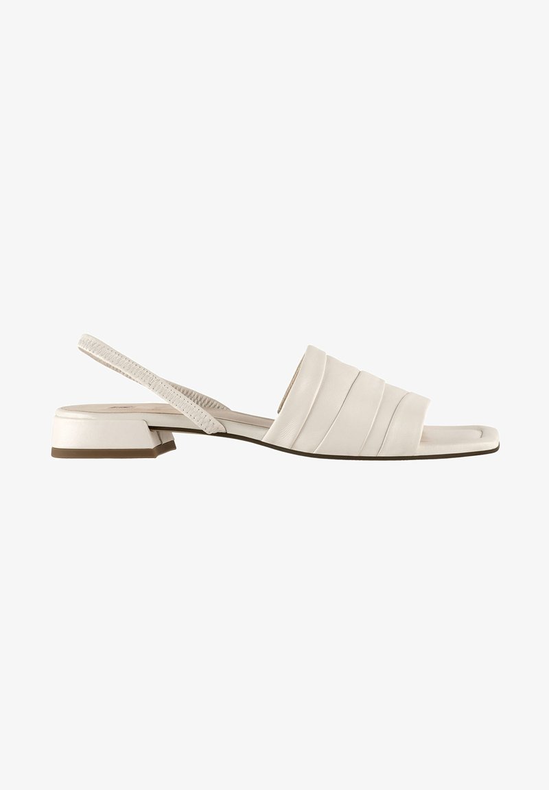 Sandale plate en cuir blanc avec un bout carré, des brides supérieures rembourrées, une bride arrière élastique et un petit talon bloc.