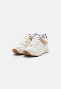 Weiße Sneaker mit strukturiertem Obermaterial, beigen Akzenten und goldfarbenen Details. Verfügt über ein Schnürdesign und eine gepolsterte Sohle für zusätzlichen Komfort.