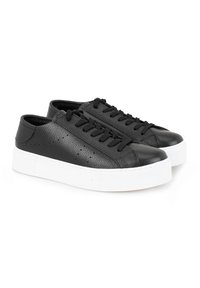 Schwarze Ledersneaker mit einer strukturierten Oberfläche, flacher weißer Gummisohle und passenden schwarzen Schnürsenkeln. Mit durchbrochenen Details an den Seiten.