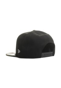 Czarna czapka snapback z płaskim daszkiem, tekstura materiału i regulowanym zapięciem na zatrzask. Posiada logo po boku oraz wzorzyste wnętrze daszka.