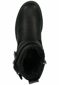 Czarne botki za kostkę z gładkiej skóry, z futrzanym wykończeniem wewnątrz oraz akcentem w postaci sprzączki z boku. Posiadają teksturowaną gumową podeszwę.