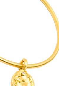 Złota bransoletka z okrągłym zawieszeniem, grawerowanym w gwiazdozbiór, ozdobiona małym, przezroczystym kamieniem, o gładkiej fakturze.