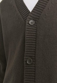 Cardigan a maglia marrone scuro con scollo a V, polsini a coste e due bottoni neri sul davanti, con una finitura in tessuto texturizzato.