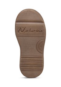 Soletta in gomma marrone con scanalature orizzontali e verticali, con il marchio "Naturino" in rilievo e un accento circolare con la taglia "21".