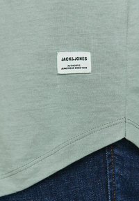 Jack & Jones JJENOA TEE CREW NECK - Lihtne T-särk - slate gray