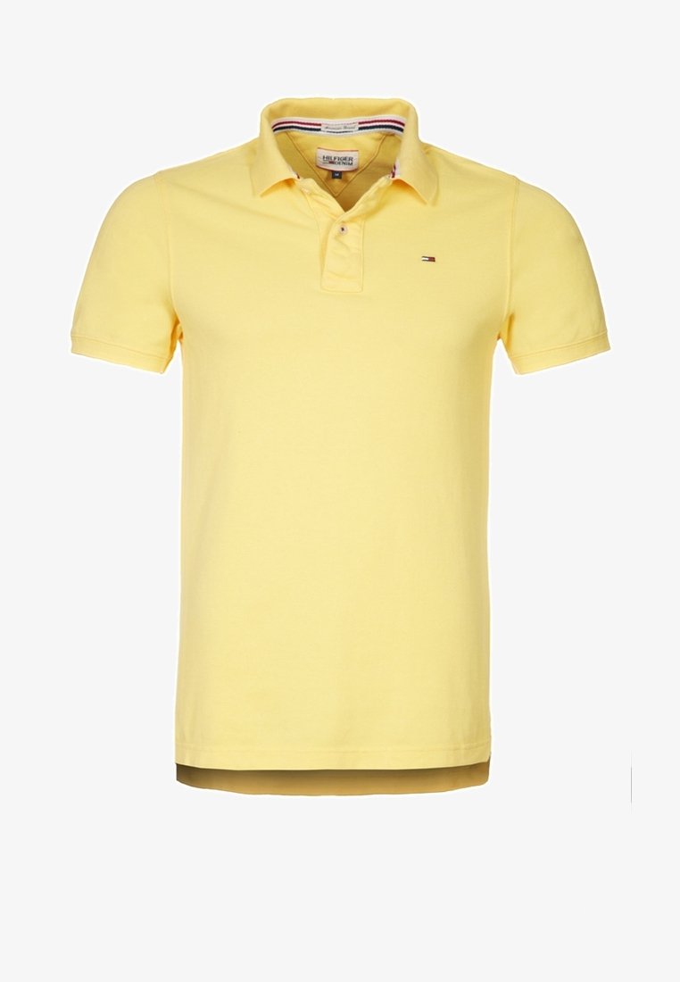 Žluté polo tričko vyrobené z bavlny s klasickým límcem. Má krátké rukávy a malé logo na hrudi. Jednoduchý design.
