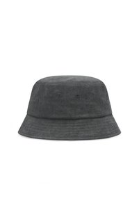 Cappello a secchiello grigio realizzato in tessuto morbido con una texture liscia. Presenta una parte superiore piatta, una larga visiera e due occhielli di ventilazione su ciascun lato.