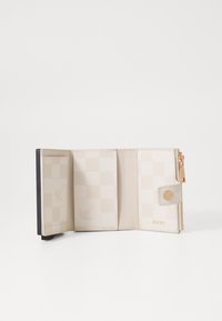 Beige portemonnee met een ruitpatroon, gemaakt van gestructureerd leer. Beschikt over een ritsvak, drukknopsluiting en hardware in goudkleur.