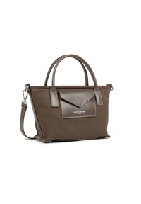 Borsa a mano marrone con texture e forma strutturata. Presenta doppi manici, una tracolla rimovibile e una tasca frontale con pattina.
