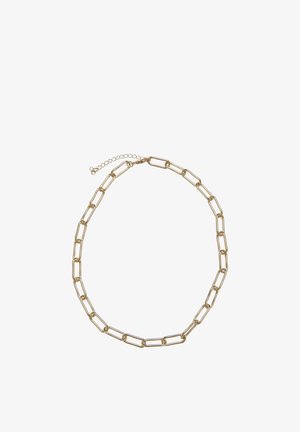 Goudkleurige ketting met langwerpige rechthoekige schakels en een verstelbare slotverlenging op een witte achtergrond.