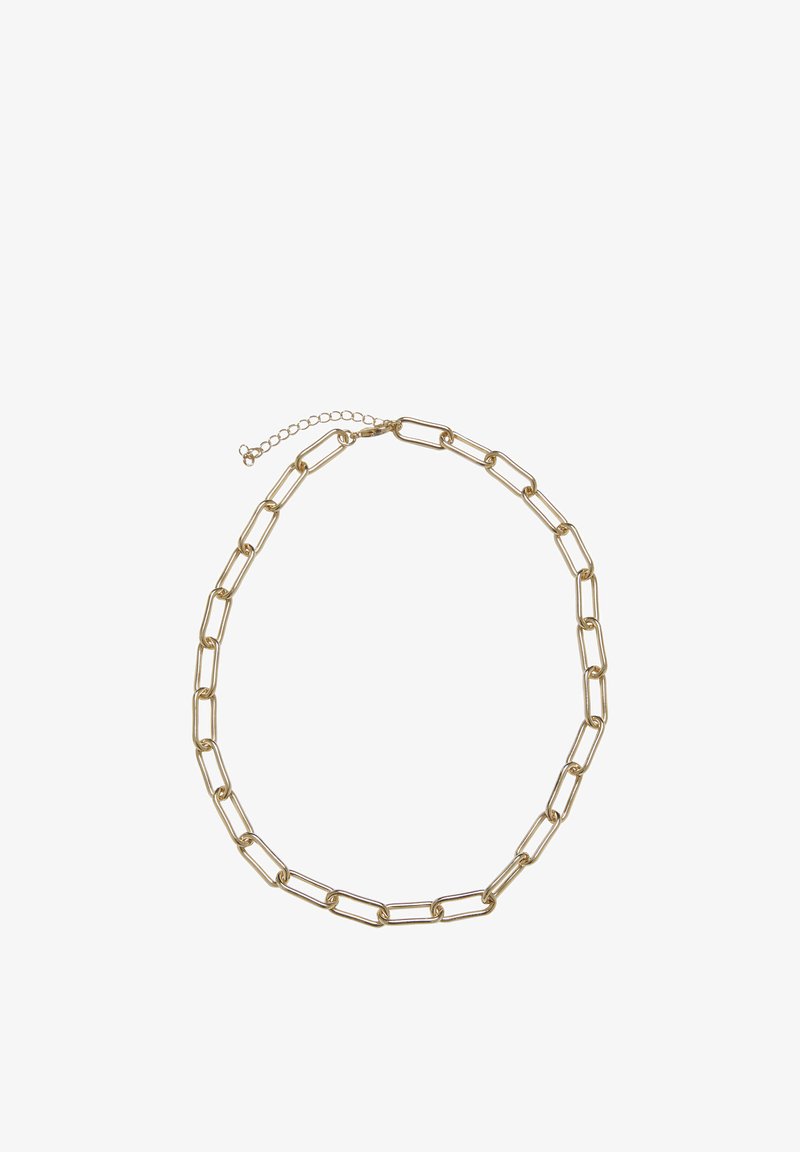 Collier chaîne ton or avec maillons rectangulaires allongés et extension de fermoir réglable sur fond blanc.